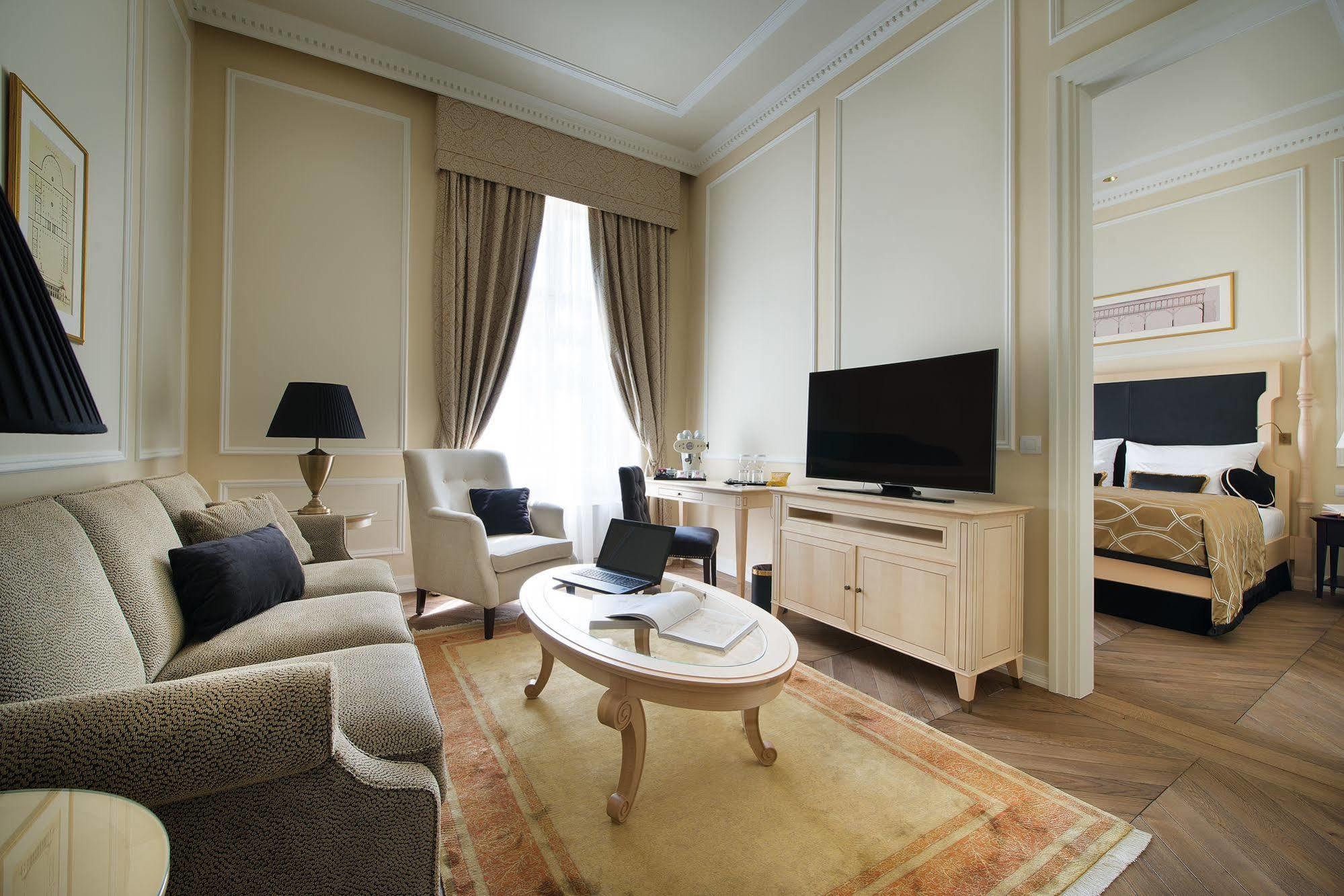 Wilson Palace By Loft Bratislava Bagian luar foto