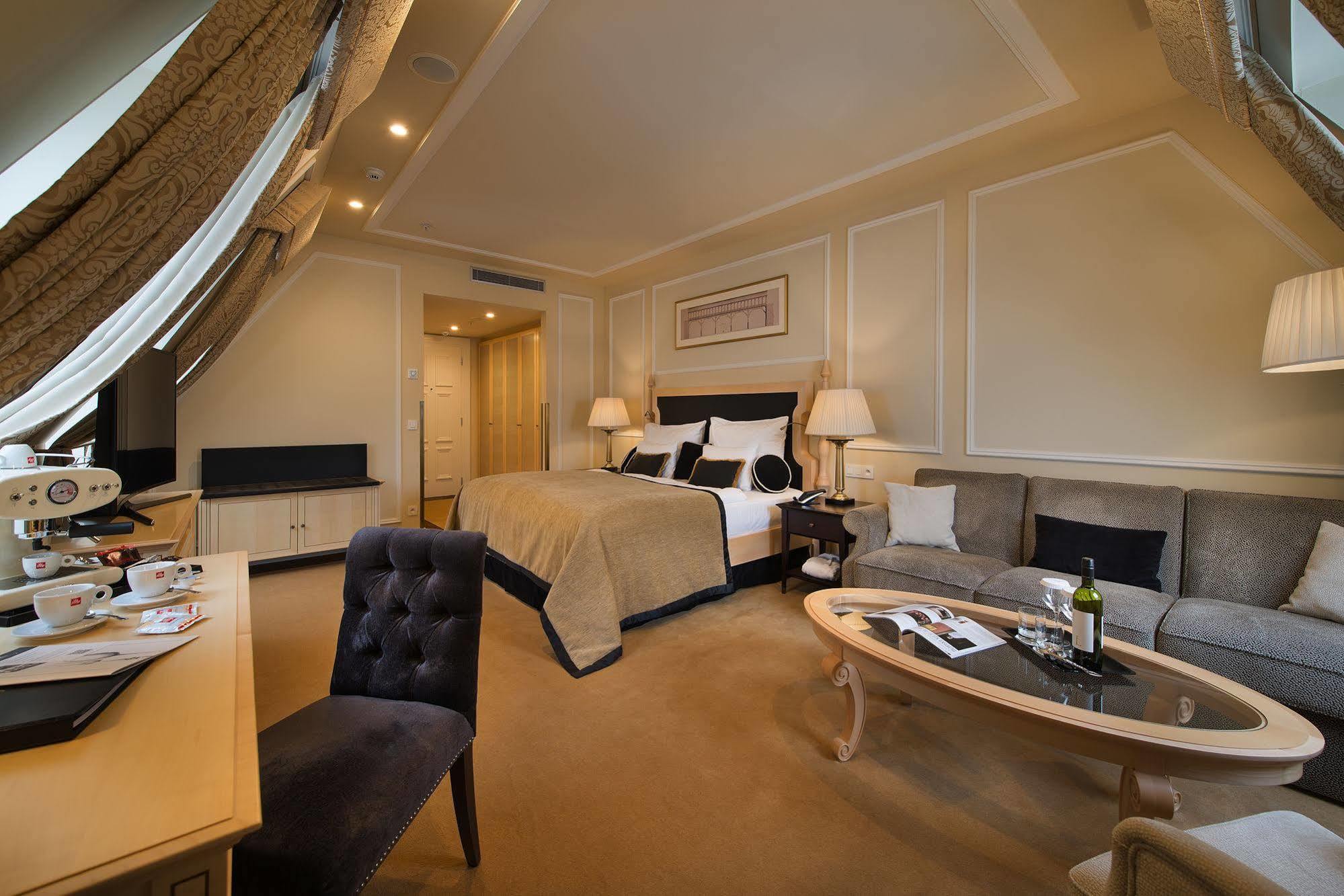 Wilson Palace By Loft Bratislava Bagian luar foto