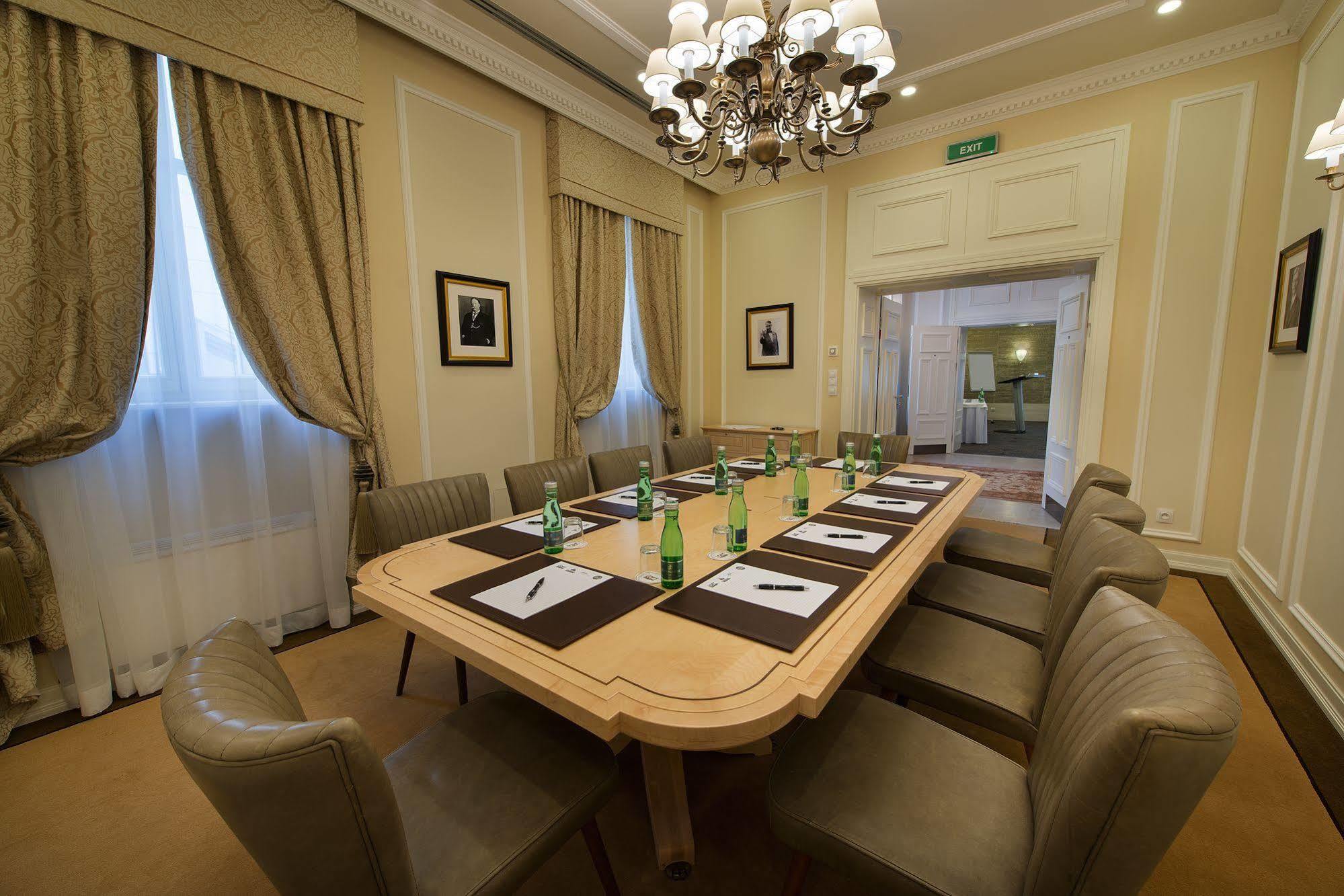 Wilson Palace By Loft Bratislava Bagian luar foto